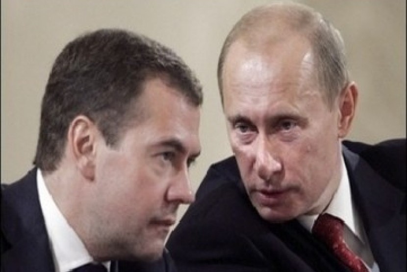 Vladimir Putin dan Dmitri Medvedev