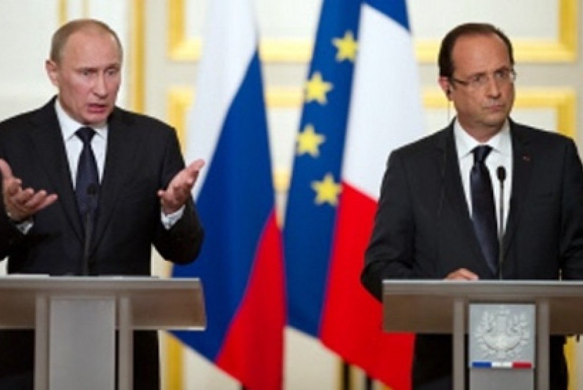 Vladimir Putin (kiri) dan Francois Hollande