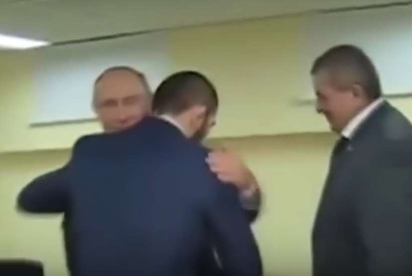 Vladimir Putin memeluk hangat Khabib Nurmagomedov.