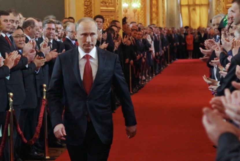 Vladimir Putin saat pelantikan di Aula Kremlin, Senin (7/5/2012)