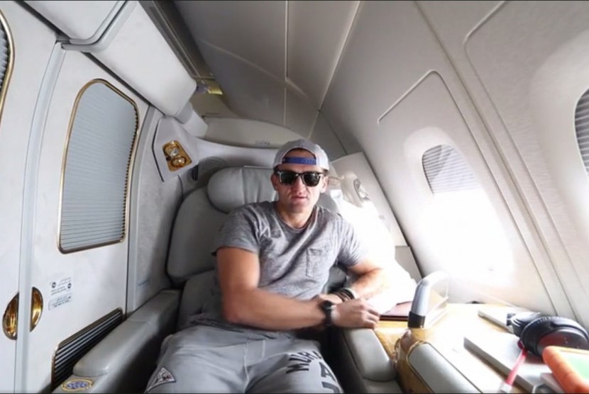 Vlogger Casey Neistat saat mendokumentasikan pengalamannya naik penerbangan kelas satu Emirates.