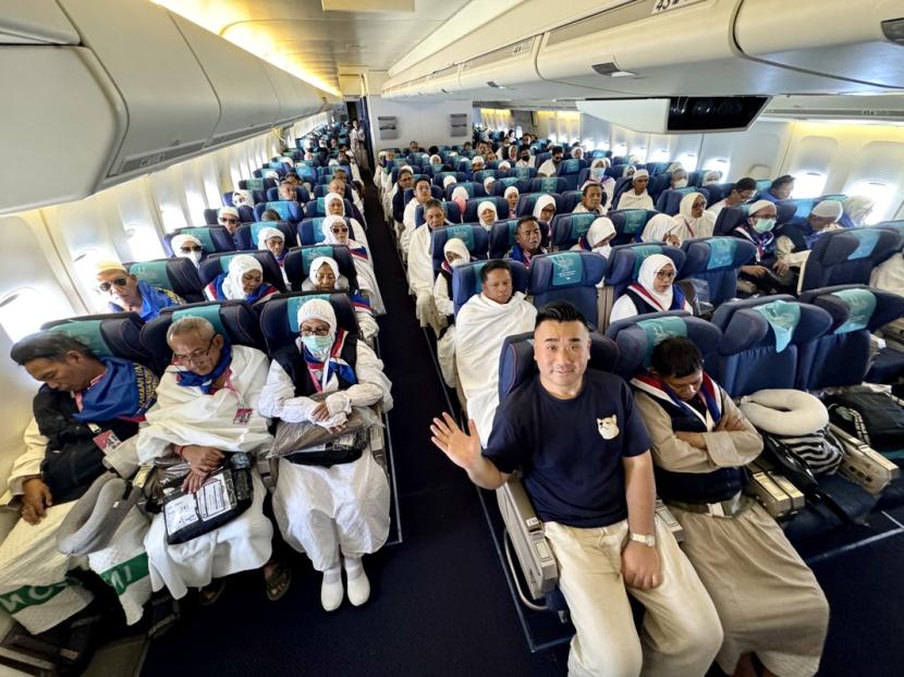 Vlogger Sam Chui ikut penerbangan haji bersama Garuda Indonesia.