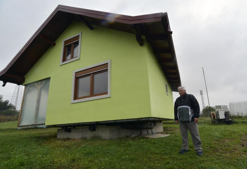 Vojin Kusic membangun rumah yang bisa berputar untuk istrinya.