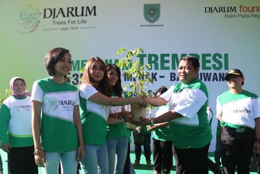 vokal Milova yang beranggotakan mantan personel Cherrybelle Anisa Rahma, bersama dua kakaknya Adinda Purnama dan Raisa Fatma bangga bisa ikut program penyelamatan lingkungan