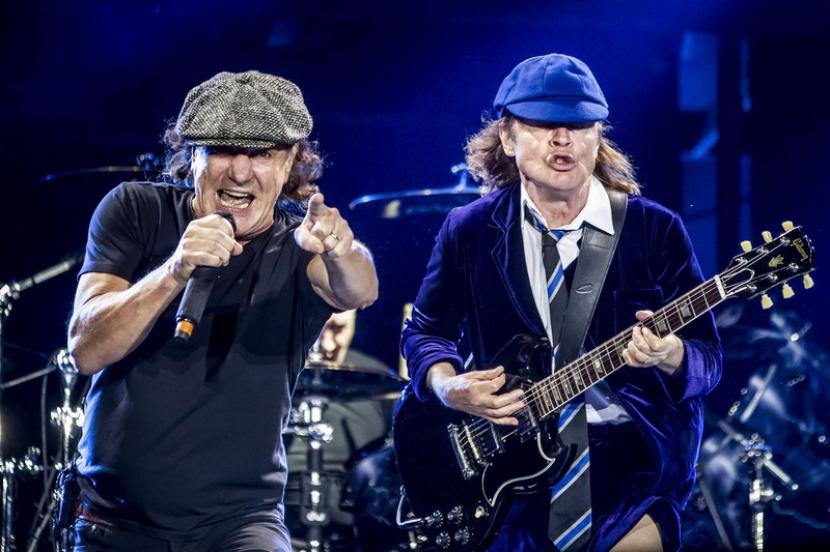 Vokalis AC/DC Brian Johnson (kiri) dan gitaris Angus Young tampil di stadion Vicente Calderon, Madrid, Spanyol, 31 May 2015.