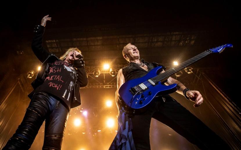 Vokalis band asal Inggris Def Leppard Joe Elliott (kiri) dan gitaris Phil Collen (kanan) tampil di konser Rock Fest di Barcelona, Spanyol, 7 July 2019. Def Leppard menggelar tur konser bersama Motley Crue.