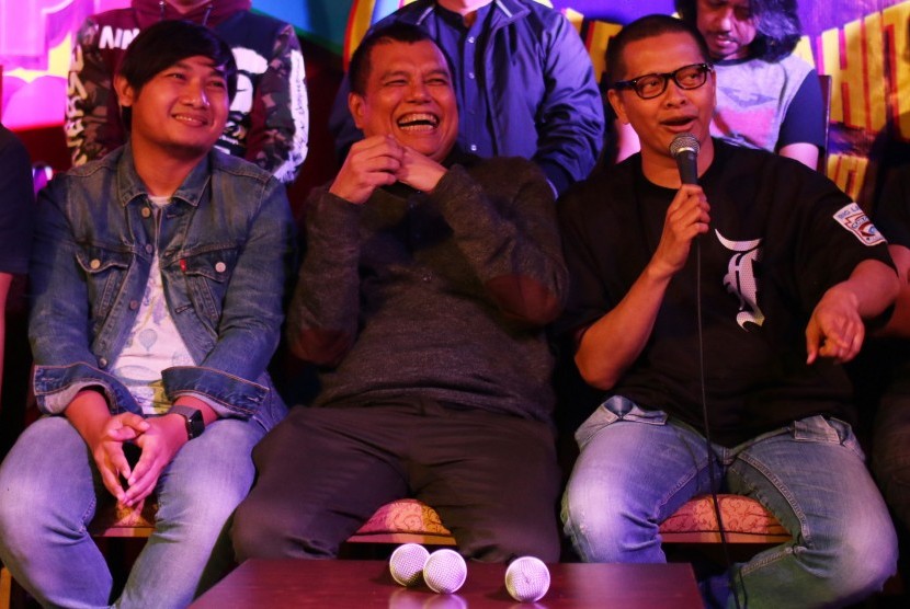 Musisi dan advokat Kadri Mohamad (tengah). Kadri mengkritisi lemahnya tata kelola Lembaga Manajemen Kolektif (LMK) dan LMK Nasional (LMKN) dalam pengelolaan royalti musik di Indonesia.