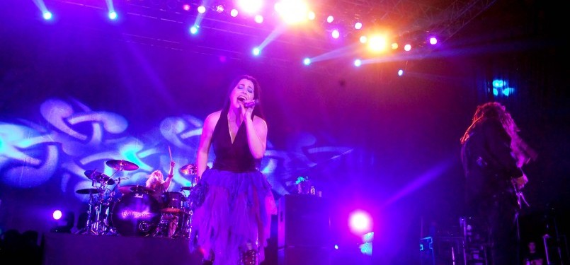 Vokalis band Rock Evanescene, Amy Lee beraksi menghibur ribuan penggemarnya dalam konser 