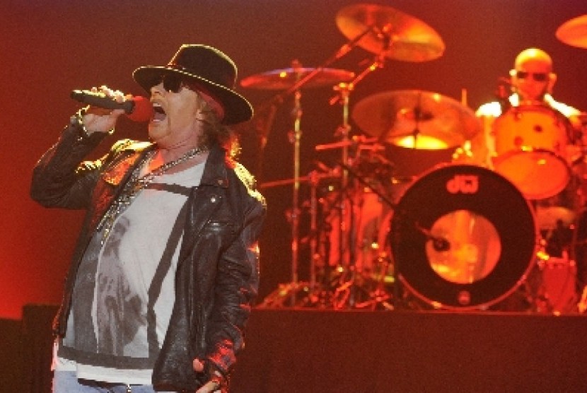 Vokalis band rock Guns N' Roses Axl Rose (kiri) bernyanyi saat konser Guns N' Roses di MEIS Ancol, Jakarta, tahun 2012.