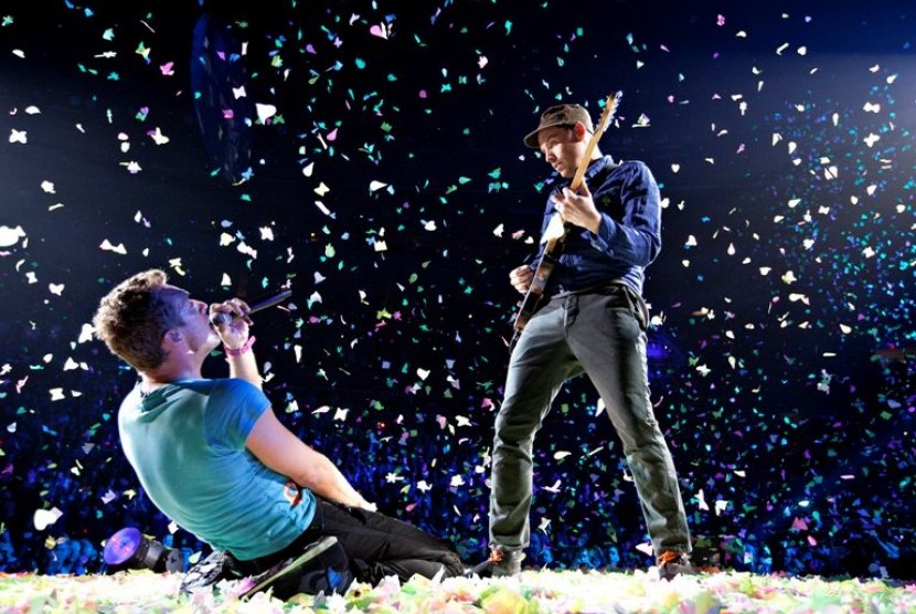 Vokalis Coldplay, Chris Martin (kiri) dan gitaris Jonny Buvkland beraksi dalam konser mereka di Edmonton, Alberta, Selasa (17/4) 2012. 