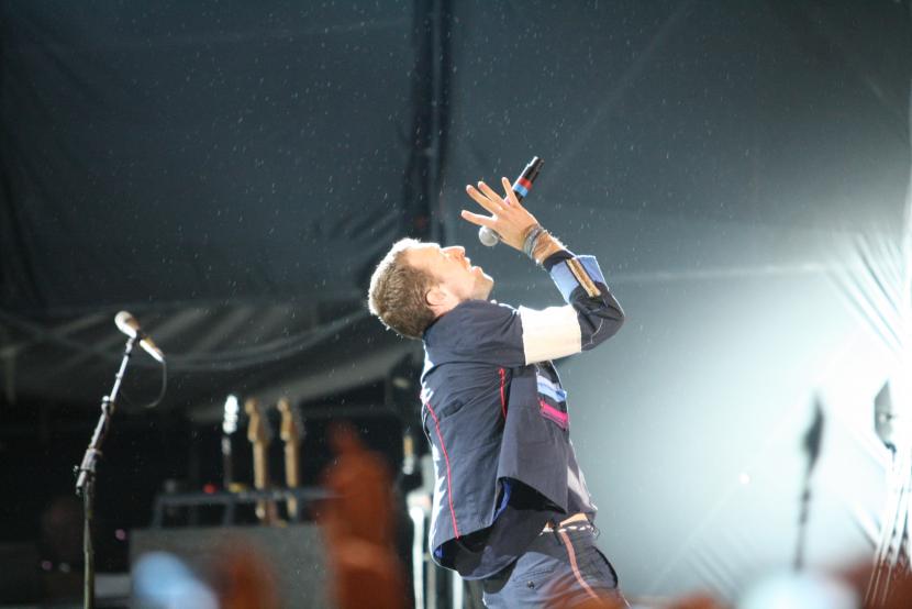 Vokalis Coldplay, Chris Martin, sebut BTS paling tepat untuk kolaborasi.