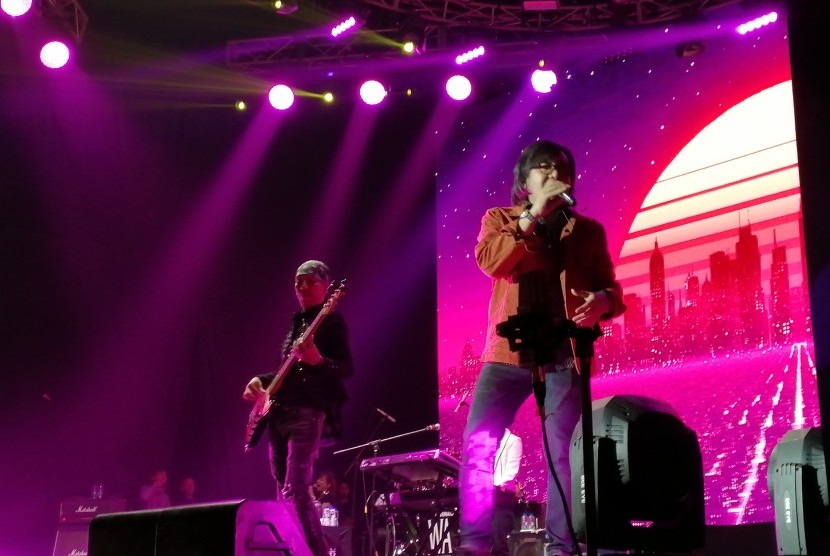 Vokalis Dewa 19 Ari Lasso tampil di festival Tamagochill di Tennis Indoor Senayan, Jakarta, Kamis (21/11) petang.