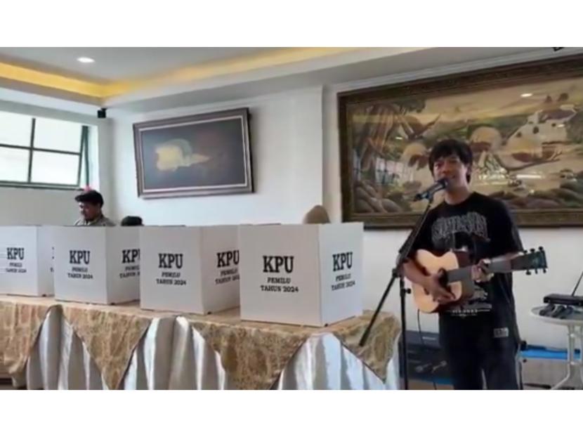 Vokalis dMasiv, Rian Ekky Pradipta, bernyanyi di TPS 185, Jagakarsa, Jakarta Selatan, pada Rabu (14/2/2024).