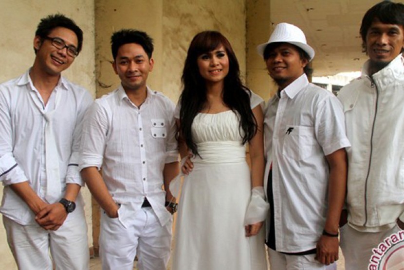 Vokalis grup band Geisha, Momo (tengah) bersama personel band Peterpan, Reza, David, Uki, dan Lukman usai melakukan syuting video klip lagu mereka di Cileungsi, Bogor. 
