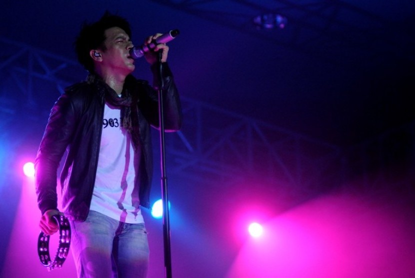 Vokalis grup band Noah Ariel membawakan lagu hitnya pada konser perdana mereka di Skenoo Exhibition Hall Gandaria City, Jakarta, Minggu (16/9). Konser yang bertajuk 