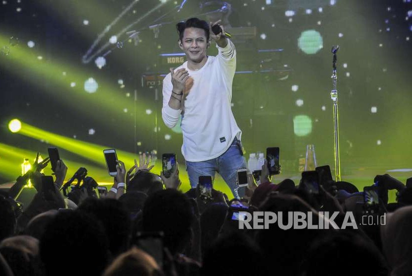 Vokalis grup band Noah Ariel tampil pada konser Kejar Mimpi untuk Indonesia, di Intercontinental Hotel, Kota Bandung, Jumat (7/9).