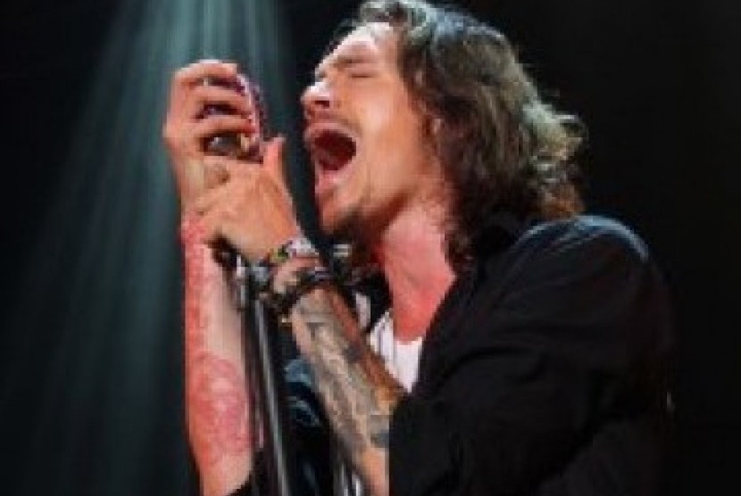 Vokalis Incubus, Brandon Boyd, beraksi menghibur penggemar dalam konser 