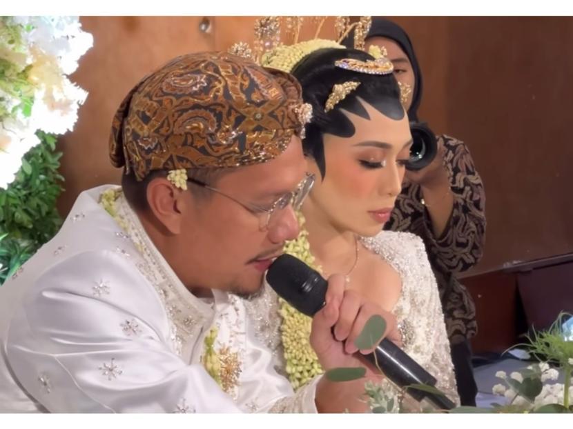 Vokalis Maliq & DEssentials, Angga Puradiredja saat melangsungkan akad nikah dengan Dewi Andarini. 