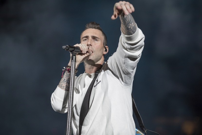  Vokalis Maroon 5, Adam Levine, tampil bersama bandnya dalam konser menjelang Super Bowl di Miami, AS, Sabtu (1/2).