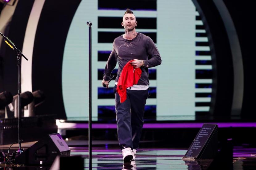 Vokalis Maroon 5, Adam Levine, pernah beberapa kali diserbu penggemar berat saat sedang manggung.
