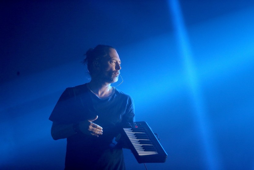 Vokalis Radiohead, Thom Yorke di festival Glastonbury, Inggris, Jumat (23/6).