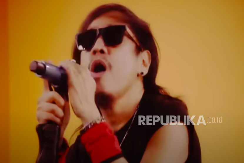 Vokalis Radja, Ian Kasela. Band Radja merilis lagu berjudul Apa Sih yang dianggap menjiplak lagu APT. yang dinyanyikan Rose Blackpink dan Bruno Mars.