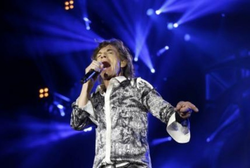 Vokalis Rolling Stones, Mick Jagger, saat tampil di Telenor Arena, Oslo, Senin (26/5).