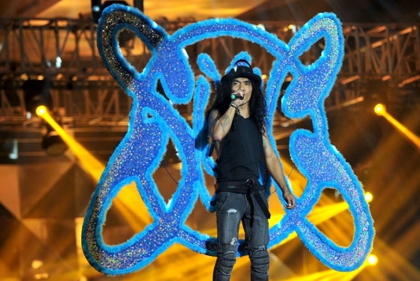 Vokalis Slank, Kaka, dalam penampilan konser 'I Slank U' 