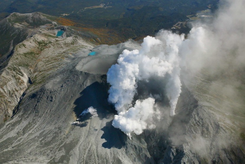 Volcanic smoke rises from Mount Ontake, which straddles Nagano and Gifu prefectures, central Japan, September 29, 2014, in this photo taken and released by Kyodo. More than 500 rescuers in Japan resumed searching on Monday for victims of the volcano that e