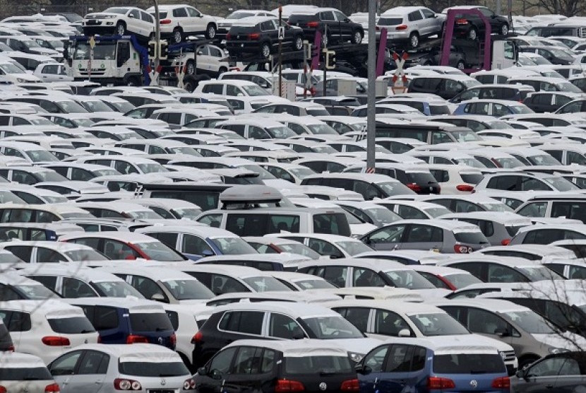    Deretan mobil hasil produksi pabrik Volkswagen di Wolfsburg, Jerman.