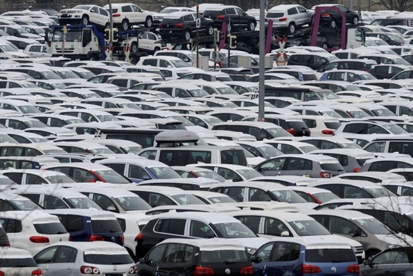 Volkswagen cars on a delivery area at the plant of German carmaker Volkswagen in Wolfsburg, last year. According to Indonesian Presiden Susilo Bambang Yudhoyono, the company shows interest to invest in Indonesia during the president's visit to Germany. (il