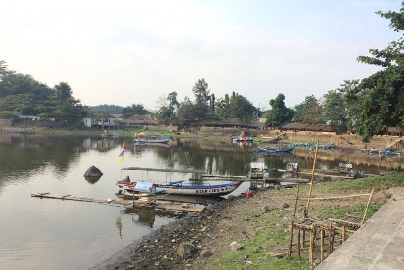 Volume air di Situ Gede Kota Tasikmalaya mengalami penyutan selama musim kemarau, Rabu (3/7). 