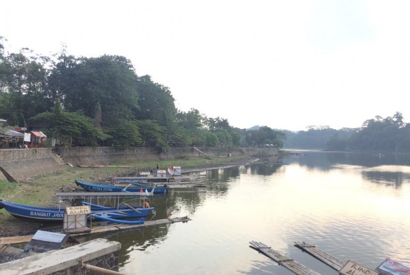 Volume air di Situ Gede Kota Tasikmalaya mengalami penyutan selama musim kemarau, Rabu (3/7). 
