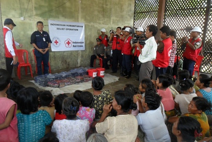 Volunteers from Indonesian Red Cross hand over aids for Buddhist refugees in Min Gan Camp, Sittwe, Rakhine, Myanmar. (file photo) 