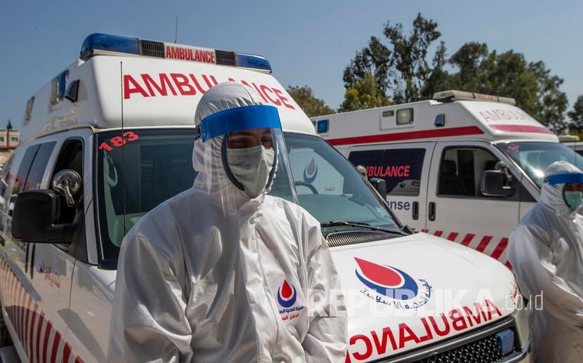   Kelompok Hizbullah mengerahkan banyak petugas medis dan relawan untuk menangani pandemi Covid-19 di Lebanon, Jumat (18/4).