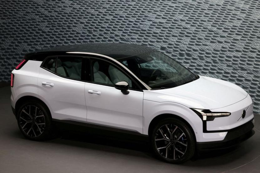 Volvo memperkenalkan kendaraan SUV kecil full-electric Volvo EX30 baru mereka dalam sebuah acara di Milan, Italia 7 Juni 2023.