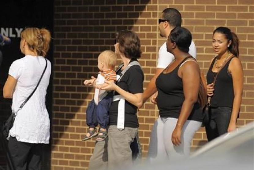 Voters wait in line to file absentee ballots outside the Orange County Supervisor of Elections office in Orlando, Florida November 5, 2012.   