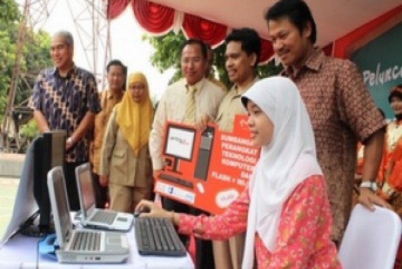 VP Area Jabotabek Jabar Irwin G Saksi menyaksikan siswi SMA N 1 Depok mencoba akses internet menggunakan wifi. (Ilustrasi)