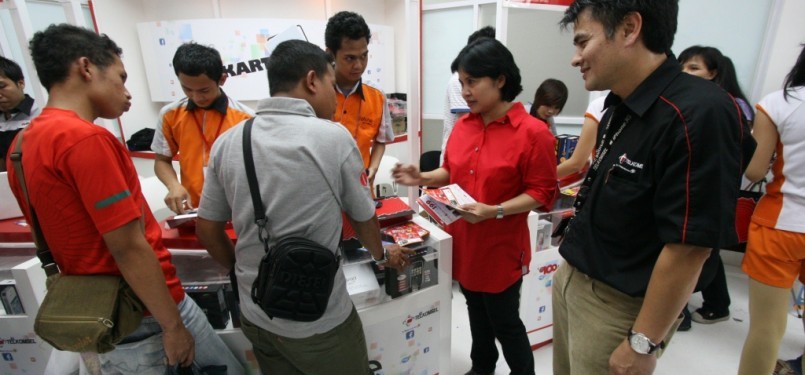 VP Area Jabotabek Jabar Telkomsel Venusiana Papasi dan GM SCS Metro Jakarta Daniel Azhari saat meninjau booth Telkomsel di PRJ 2011. Dalam PRJ yang ke-44 ini, Telkomsel membuka 8 booth sekaligus, yang melayani pelanggan dengan menyediakan berbagai perangka