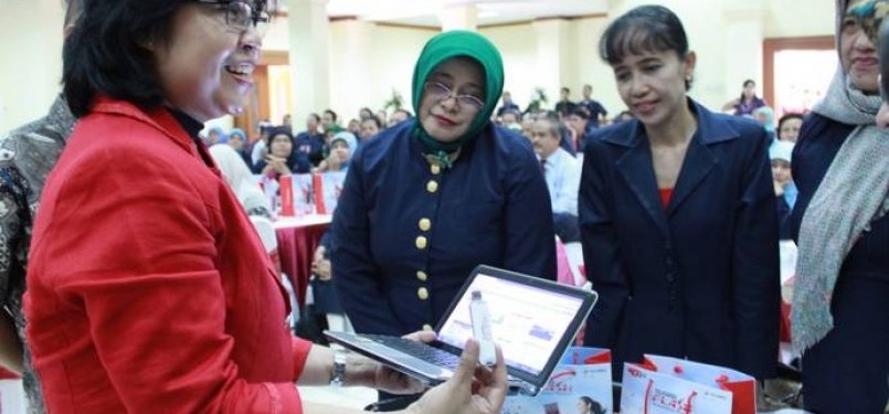 VP Area Jabotabek-Jabar Venusiana Papasi menyarahkan bantuan modem untuk para guru