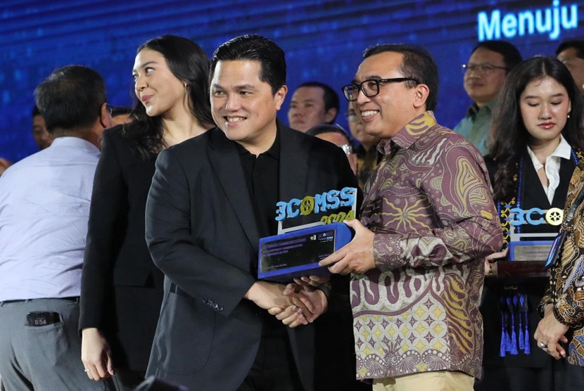 VP Corporate Communication Telkom Andri Herawan Sasoko menerima penghargaan BCOMSS 2024 yang diserahkan langsung oleh Menteri BUMN Erick Thohir di Jakarta beberapa waktu lalu.