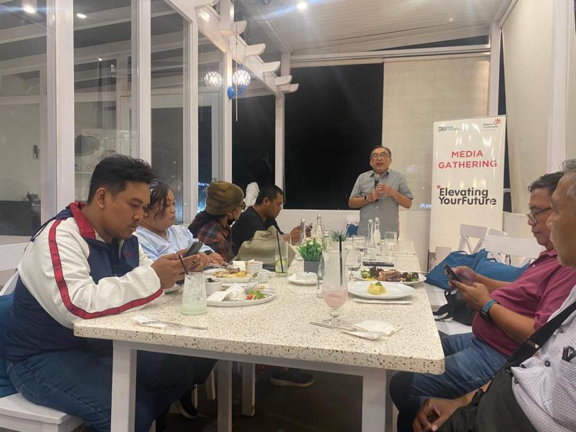 VP Corporate Communication Telkom, Andri Herawan Sasoko, saat acara media gathering di Yogyakarta, Jumat (28/6/2024) malam.