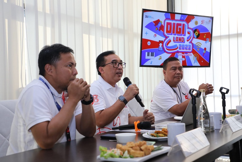 VP Corporate Communication Telkom Andri Herawan Sasoko (tengah) bersama GM Witel Surabaya Selatan Deny Aryanto (kiri) dan AVP External Communication Telkom Sabri Rasyid (kanan) saat konferensi pers Digiland 2023 Surabaya, Kamis (20/7).