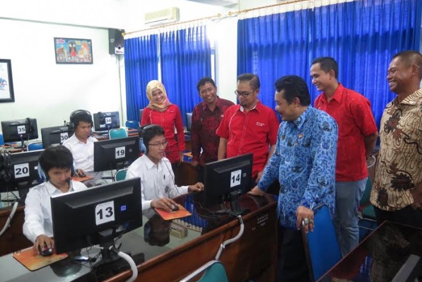 VP Corporate Communications Telkomsel Adita Irawati, Kepala Sekolah SMAN 1 Yogyakarta Rudy Prakanto, Staf Dinas Pendidikan Kota Yogyakarta Sudarmaji, dan GM Youth & Community Telkomsel Area Jawa Bali Riki Agus Setiawan meninjau aktivitas belajar siswa SMA 