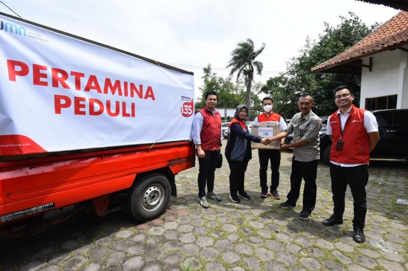 VP CSR and SMEPP Fajriyah Usman menyerahkan bantuan Pertamina Peduli untuk korban terdampak gempa di Kabupaten Cianjur, Jawa Barat, Selasa (22/11/2022).