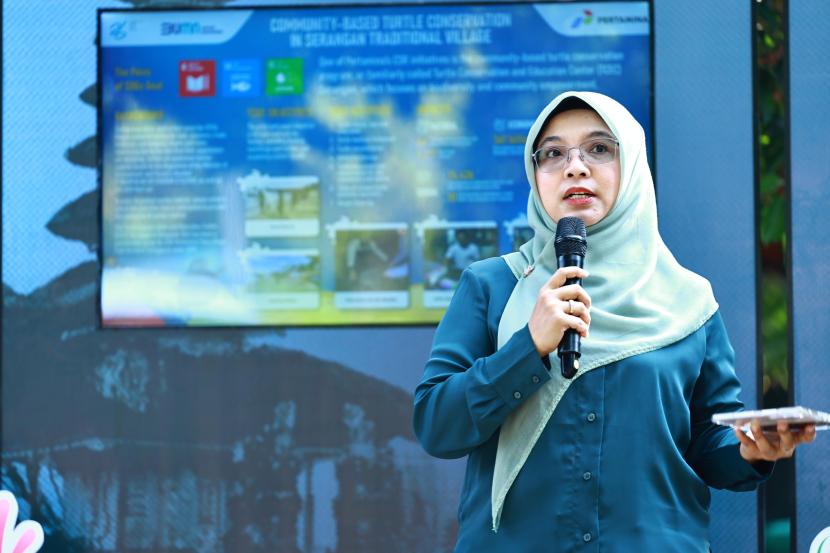 VP CSR & SMEPP PT Pertamina (Persero), Fajriyah Usman memberikan sambutan dalam acara site visit bersama perwakilan dari seluruh perusahaan migas negara ASEAN yang diselenggarakan di Turtle Conservation and Education Center (TCEC) yang merupakan salah satu program binaan Pertamina, khususnya Pertamina Patra Niaga area Jatimbalinus Bali, Tukad Punggawa, Serangan, Denpasar, Bali, Rabu, (29/05/2024).