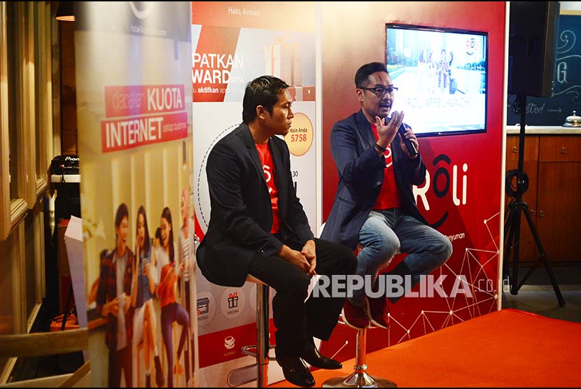 VP Digital Advertisng Telkomsel Harris Wijaya (kanan)menjelaskan aplikasi ROLi, saat peluncurannya, di Jakarta. Aplikasi berbasis Android yang menawarkan berbagai macam informasi tentang kuliner, bisnis, gadget, seni, fesyen, olahraga, sepakbola, kesehatan dan lain-lain (Ilustrasi)