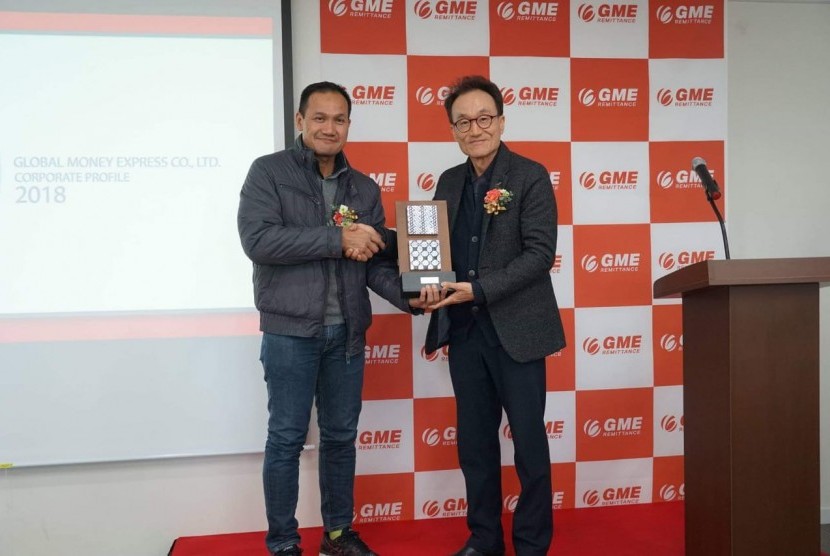 VP Head of Overseas Network BNI Aidil Azhar dan CEO GME Remittance Sung Jong hwa dalam acara launching kerja sama BNI-GME di Seoul, Korea Selatan, Ahad (9/12)