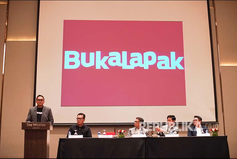 VP Marketing Bukalapak Bayu Syerli menjawab pertanyaan wartawan dalam konferensi pers  Indonesia International Motor Show (IIMS) 2018. Bukalapak bekerjasama dengan menyediakan penjualan tiket IIMS 2018 di aplikasinya.