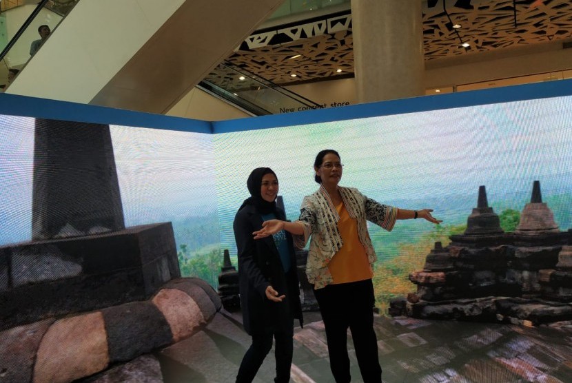 VP Marketing, Traveloka, Kurnia Rosyada (kiri) dan Plt. Deputi Bidang Pengembangan Pemasaran I Kementerian Pariwisata RI, Ni Wayan Giri A (kanan) dalam acara Traveloka Travel and Lifestyle Fair 2018, di Gandaria City, Jakarta, Rabu (31/10).